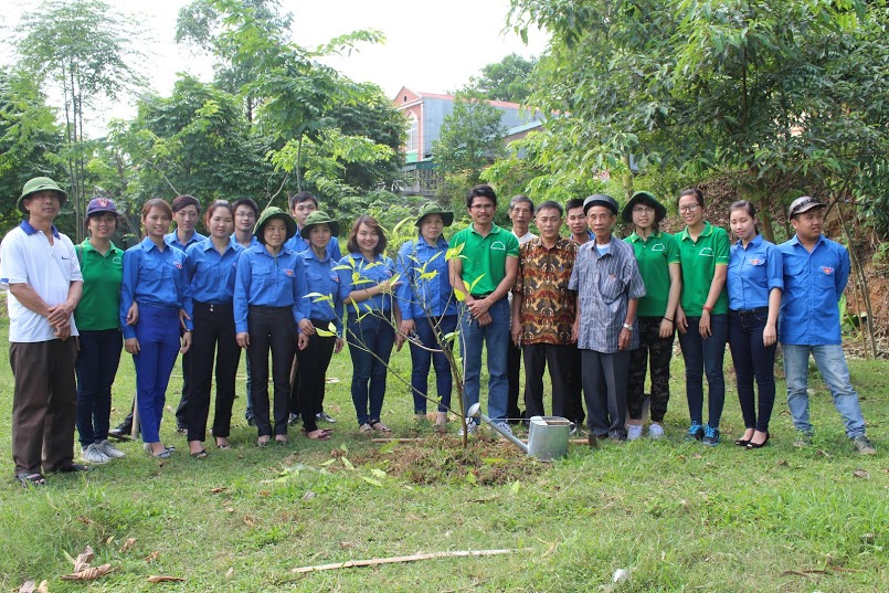 Trồng[-]ngọc[-]lan[-]tại[-]Ngôi[-]đền[-]thờ[-]sự[-]học[-]cổ[-]nhất[-]Việt[-]Nam